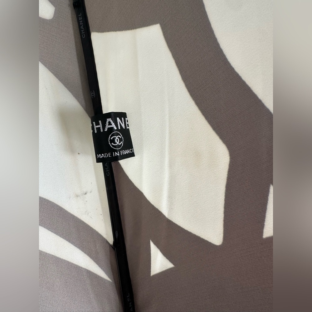 CHANEL CAMELLIA FOLDING UMBRELLA MONOCHROME FLORAL UMBRELLA, WITH COA. RARE ITEM - Picture 12 of 16
